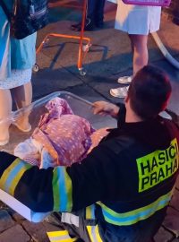 Hasiči z budovy evakuovali přes 30 lidí včetně novorozenců