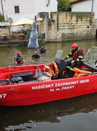 Pražští hasiči preventivně vyčišťují kolejnici protipovodňových vrat Čertovky