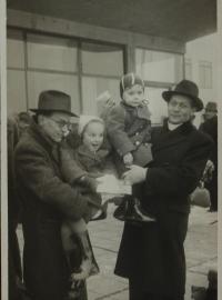 Fotografie, která vše odstartovala: vlevo malá Hannelore Ehlrich (dnes Hana Popper) a Hansi Beck v náručí neznámých starších mužů.