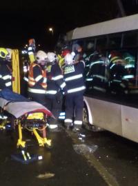 Nehoda autobusu a nákladního vozidla v Horních Počernicích.