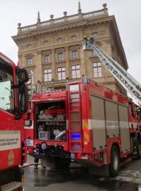 Hasiči jako připomínku 140 let od jeho vyhoření hasili požár Národního divadla.