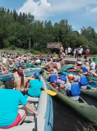 Kolona vodáků u jezu Herbertov na řece Vltavě