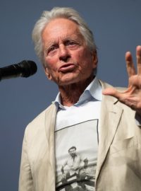 Americký herec a producent Michael Douglas v triku s Milošem Formanem