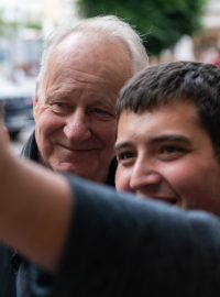 Ve Varech se přivítal s fanoušky švédský herec Stellan Skarsgard