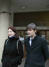 Monika Hilšerová a Marek Hilšer před budovou polikliniky na Karlově náměstí v Praze.