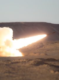 Za příklad komerčního úspěchu označuje deník americké raketomety HIMARS