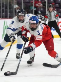 Adéla Šapovalivová v obklíčení hokejistek Finska