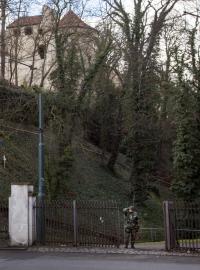 Bezpečnostní opatření, která zavedl Pražský hrad, se nově nedotknou jen návštěvníků hradního areálu, ale také Pražanů, kteří si zvyklí zkracovat a zpříjemňovat cestu přes Jelení příkop.