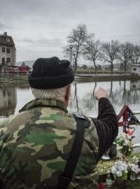 Zdeněk Kovařík u rybníku, místa utonutí rodinného příslušníka, v Hradištku u Štěchovic