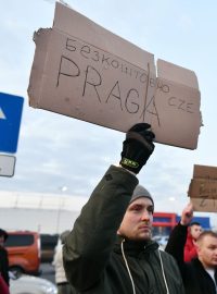 Do Prahy? Na vyrobených cedulích ukrajinských uprchlíků se jako cílové stanice objevují názvy měst