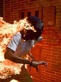 Nominace na vítěznou fotografii World Press Photo 2018 - Venezuelská krize. Demonstrant José Víctor Salazar Balza byl zraněn při střetech s policií během protestů proti prezidentu Nicolasi Madurovi.