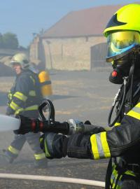 Hasiči likvidovali požár balíků slámy v pražském Suchdole