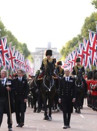 Smuteční průvod ve středu v Londýně doprovodil  královnu z Buckinghamského paláce do sídla parlamentu, Westminsterského paláce. Rakev s Alžbětou II. táhlo na lafetě šestispřeží Královského dělostřeleckého pluku.