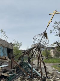 Zásah odmrštil kupoli kostela, zůstala z ní jen konstrukce a pozlacený kříž