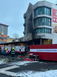 Plameny šlehaly až do výšky dvou, možná tří metrů, jak je patrné podle ohořelé fasády sousedního domu