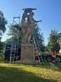 Firma začala s přesunem pomníku vojáka v Litoměřicích do areálu bývalých kasáren