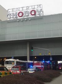 Zásah hasičů a policistů v OC Chodov