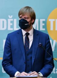 Ministr školství Robert Plaga (za ANO) a ministr zdravotnictví Adam Vojtěch (za ANO) na tiskové konferenci k protiepidemickým opatřením ve školách