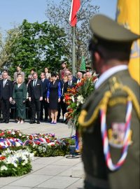 Zazněla státní hymna a vojáci přinesli věnce, které pak jednotliví politici a zástupci spolků položili ke hrobu neznámého vojína