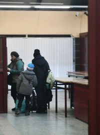 Rodina uprchlíků na polsko-ukrajinské hranici