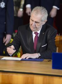 Inagurace prezidenta Miloše Zemana 2018. Miloš Zeman podepisuje prezidentský slib ve Vladislavském sálu na Pražském hradě