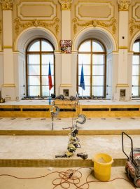 To, že tu běžně zasedá dolní komora českého parlamentu, připomíná jen obrovský zdobený lustr a státní znak
