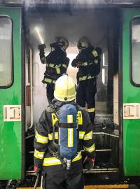 Krátce před šestou hodnou ráno začal hořet vagón osobního vlaku do Středokluk na pražském Masarykově nádraží.