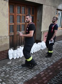 Evakuace Troubek. Hasiči obchází domy a zjišťují, zda někdo nepotřebuje evakuovat