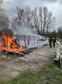 Podle hasičů zasáhl požár stáje v plném rozsahu