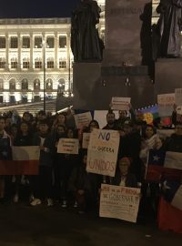 Chilané žijící v Česku na Václavském náměstí protestovali proti dění v jejich mateřské zemi