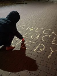 Mária popisuje křídou bratislavské ulice