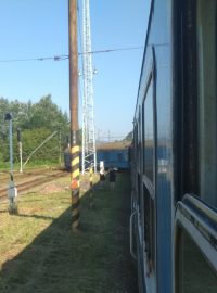 Vykolejený rychlík u jihomoravského Tišnova. Vlak najel na spadlý sloup.