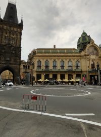 Nový kruhový objezd před Prašnou bránou a Českou národní bankou na Praze 1