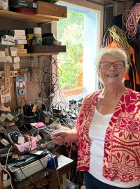 Brigitte, které se přezdívá „Mamie charge“ nebo-li babička s nabíječkou