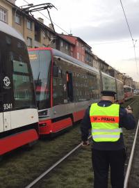 V pražských Strašnicích se srazily dvě tramvaje. Při nehodě se zranilo pět lidí