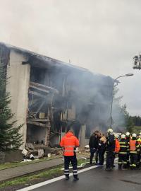 Třípodlažní bytový dům vedle hlavní silnice v Lenoře je zdemolovaný. Příčina výbuchu i škody zatím nejsou zjištěny