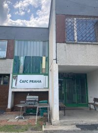 Jedna z budov zázemí fotbalového klubu ČAFC Praha