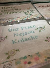 Ubrusy s českoanglickými nápisy „Bez Prace Nejsou Kolache“