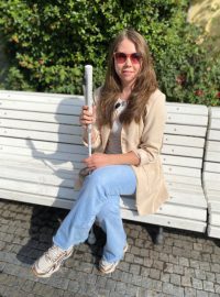 29letá Xenie z Prahy je slabozraká, při chůzi jí pomáhá chytrá slepecká hůl