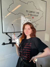 Ukrajinka Yana Rudenko držící dron během workshopu organizace DroneAid Collective