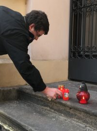 Lidé před teplickým magistrátem zapalují svíčky na památku zesnulého dlouholetého primátora města Jaroslava Kubery