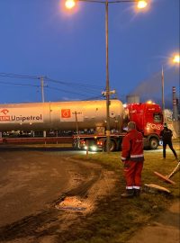 Náklad dlouhý téměř čtyřicet metrů dorazil po sedmé ráno do Unipetrolu v Záluží u Litvínova