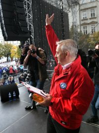 Šéf odborů Josef Středula na demonstraci na Václavském náměstí