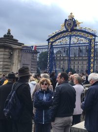 Stovky lidí čekají před Invalidovnou, aby se rozloučili s bývalým francouzským prezidentem.