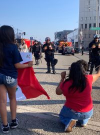 Po zátahu imigrační policie, který byl jiskrou k losangeleským protestům se střety s policií, skončilo v detenčním centru 118 migrantů