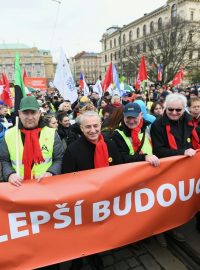 Protestní pochod, v čele předák ČMKOS Josef Středula