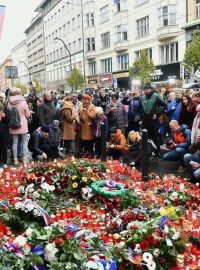 Po poledni už svíčky u památníku 17. listopadu zasahovaly až do silnice a lidí přibývalo