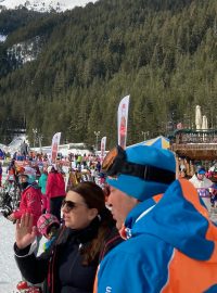 České sjezdovky čekají na rozjezd vleků a na lyžaře. Zato sjezdovky v zimních střediscích v Bulharsku jsou plné návštěvníků. Mezi rekreanty hlavně z Rumunska a Řecka jsou i Češi, kteří se do bulharských hor vydali, protože nikde jinde v provozu skiareály nejsou