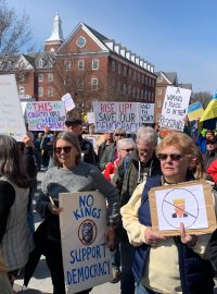 Demonstranti před marylandským Kapitolem