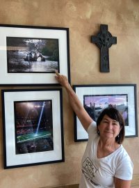 Connie Uddová, jedna z prvních navrátilců do zpustošené části New Orleans, ukazuje snímky ze srpna 2005